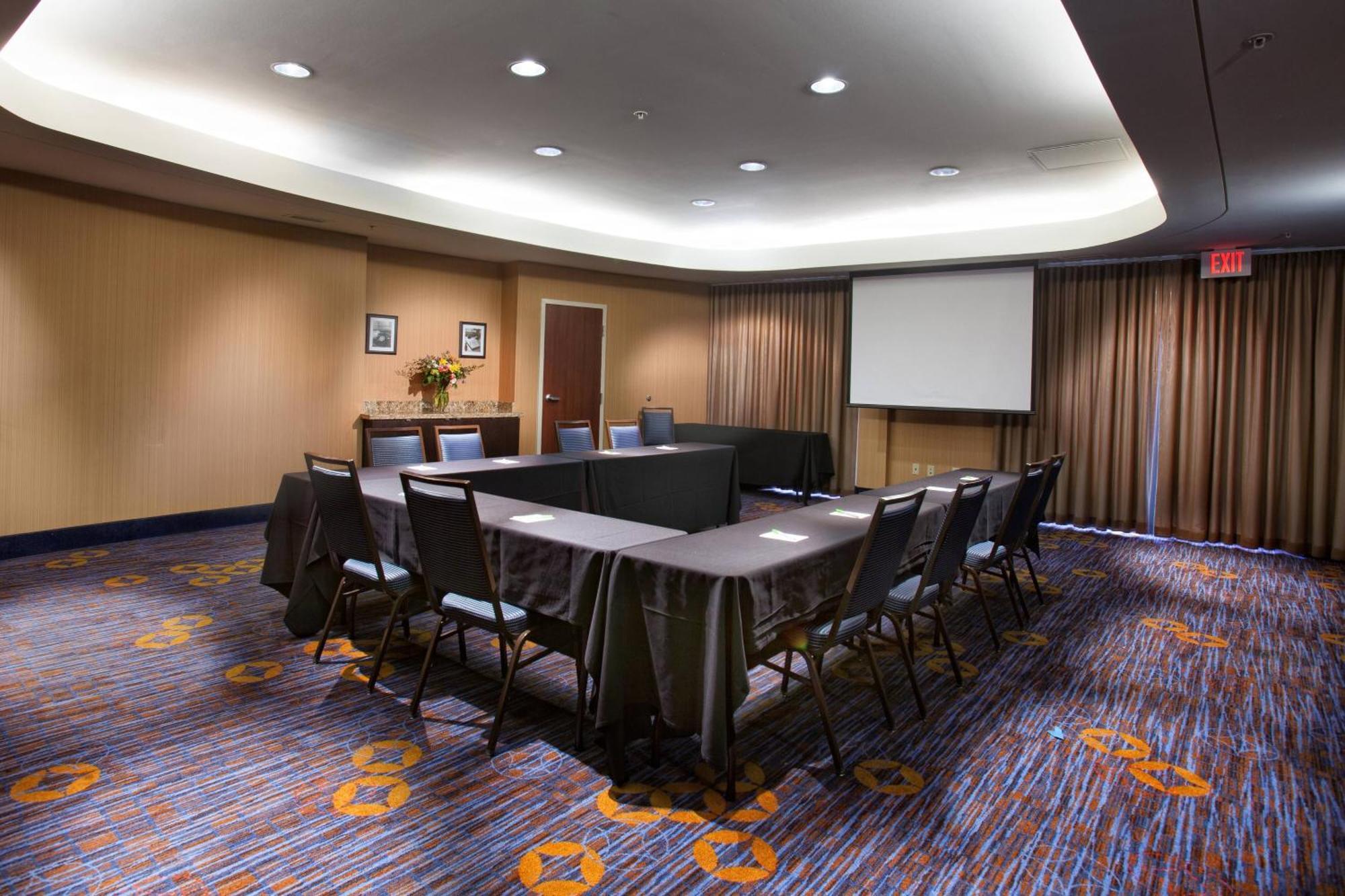 Courtyard By Marriott Феєтвіль Екстер'єр фото