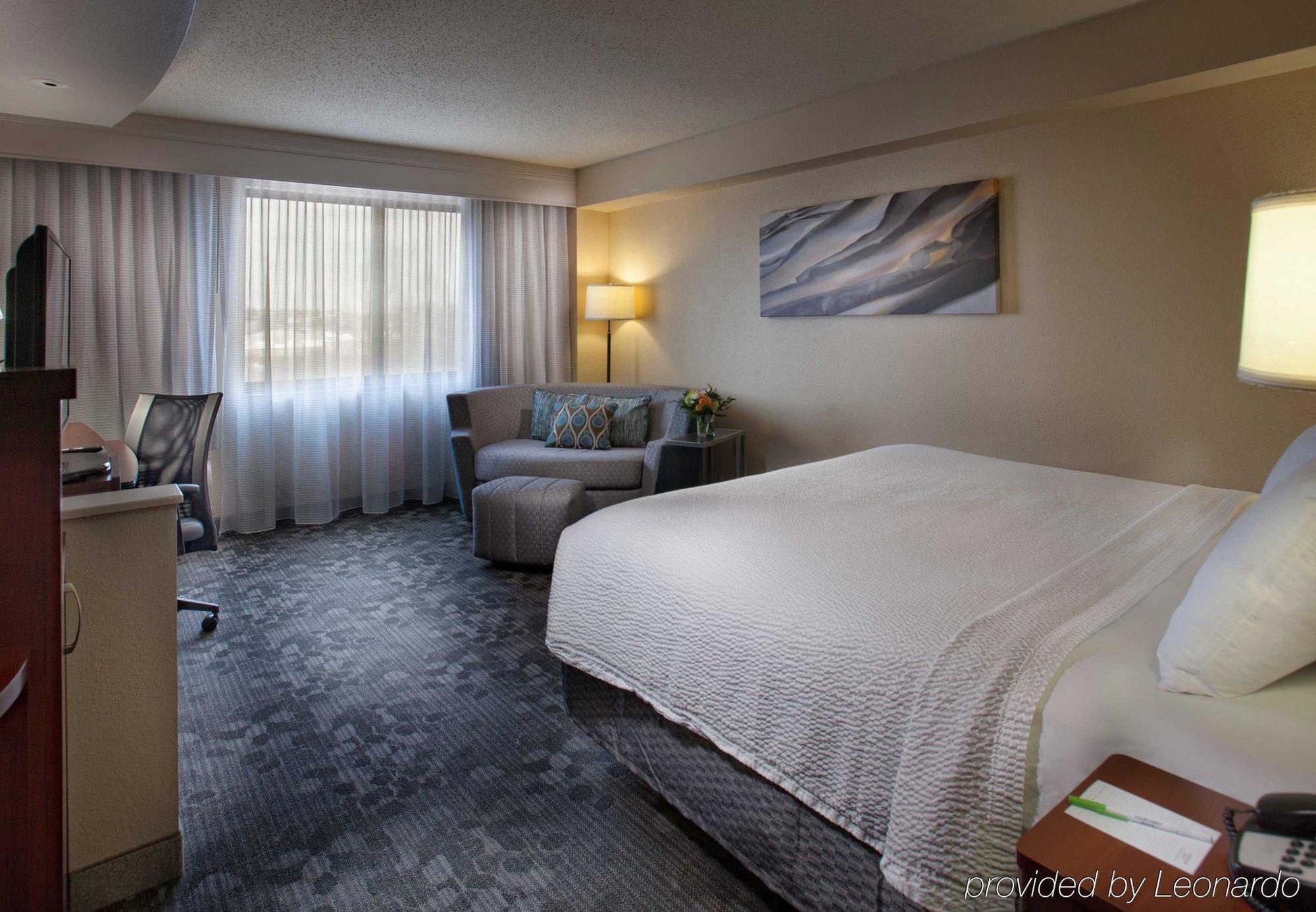 Courtyard By Marriott Феєтвіль Екстер'єр фото